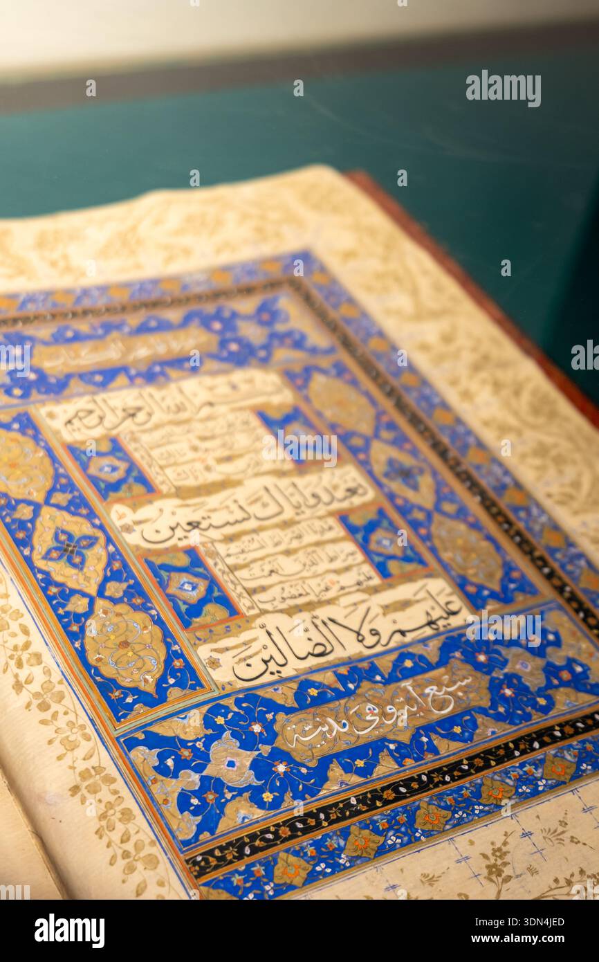 Konya, Türkei - 10.10.2021: Wunderschöne islamische Handschrift ausgestellt im Mevlana Museum, dem Mausoleum von Rumi, einem persischen Sufi Mystiker Stockfoto