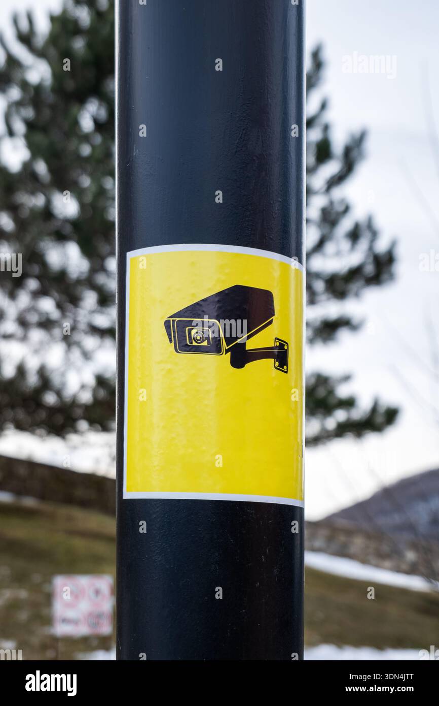 Warnschild CCTV-Kamera. Video-Überwachungskamera-Beschilderung auf der Straße. Stockfoto