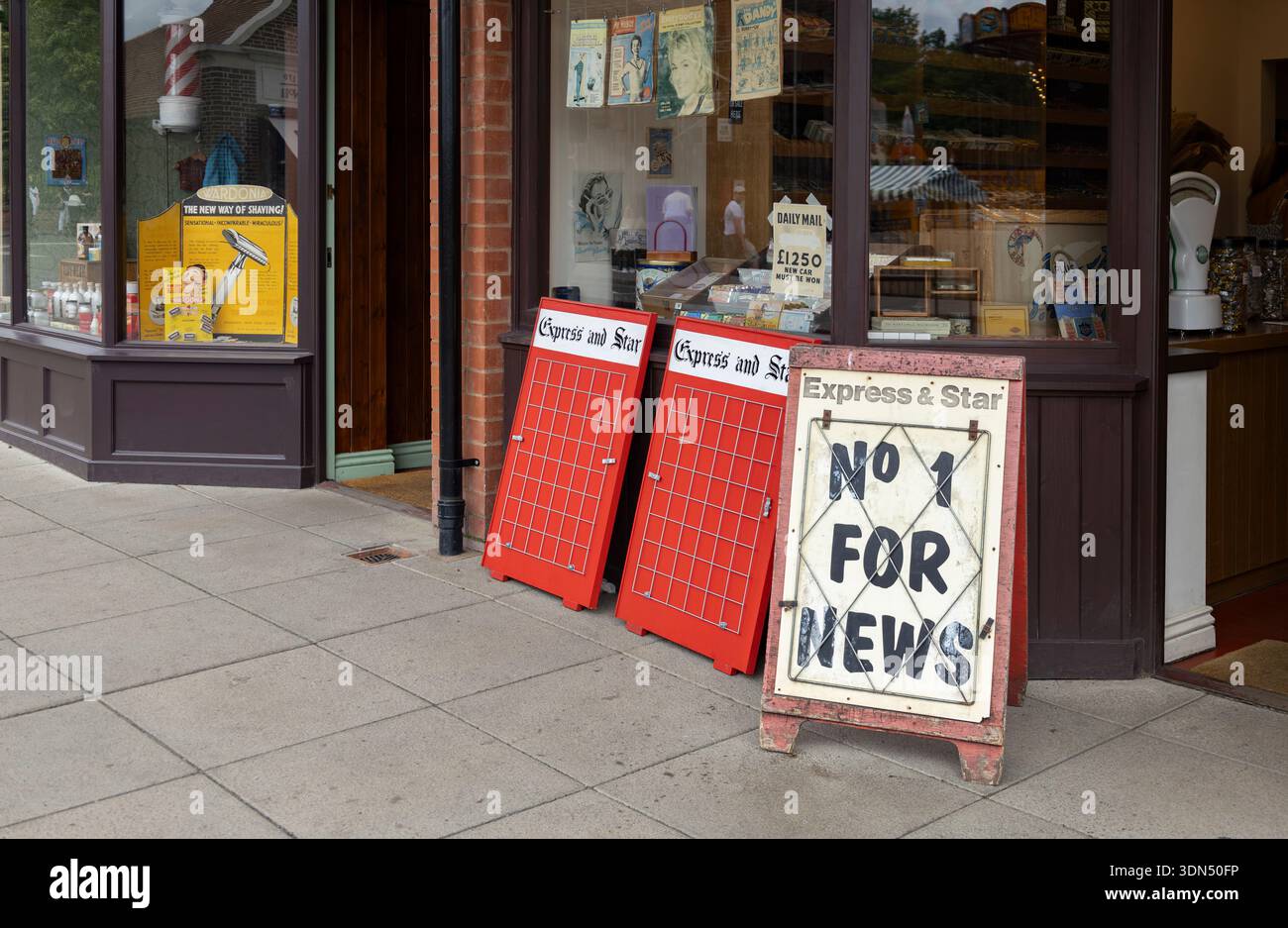 Dudley, West midlands united Kingdom 15. November 2021 Storefront mit Vintage Express & Star-Schild und Red News Display in der City Street Stockfoto