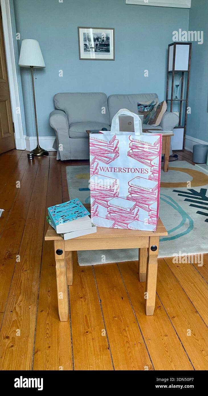 Bücherladen-Händler Waterstones Tragetasche mit zwei neuen Paperback-Einkäufen auf dem Tisch Stockfoto