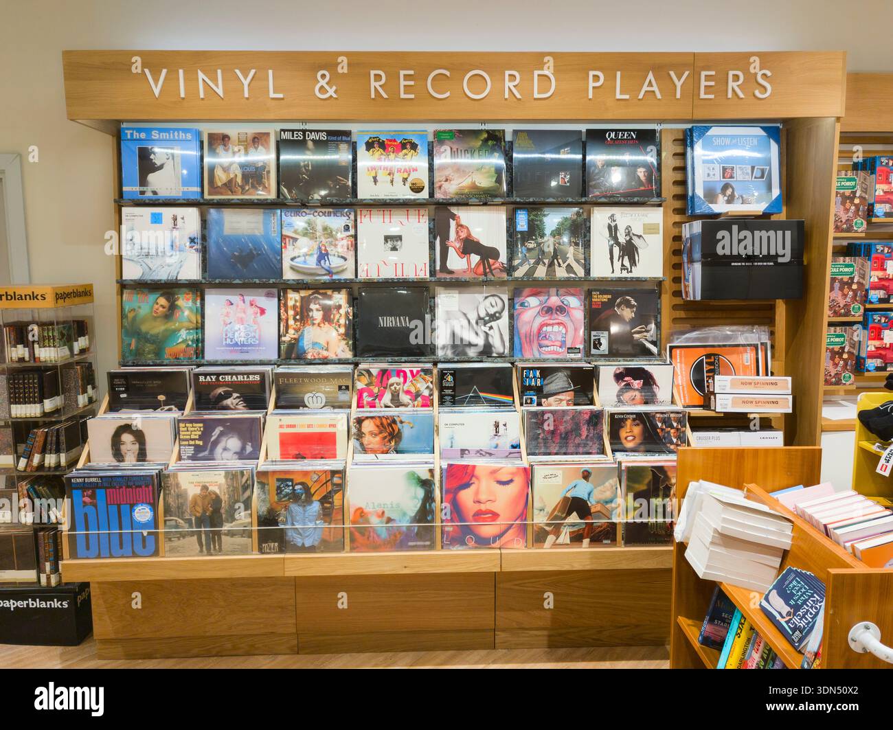 Retro-Vinyl-Revival - Schallplatten und Plattenspieler mit analogem Sound im Waterstones Bookshop in Basingstoke, England Stockfoto