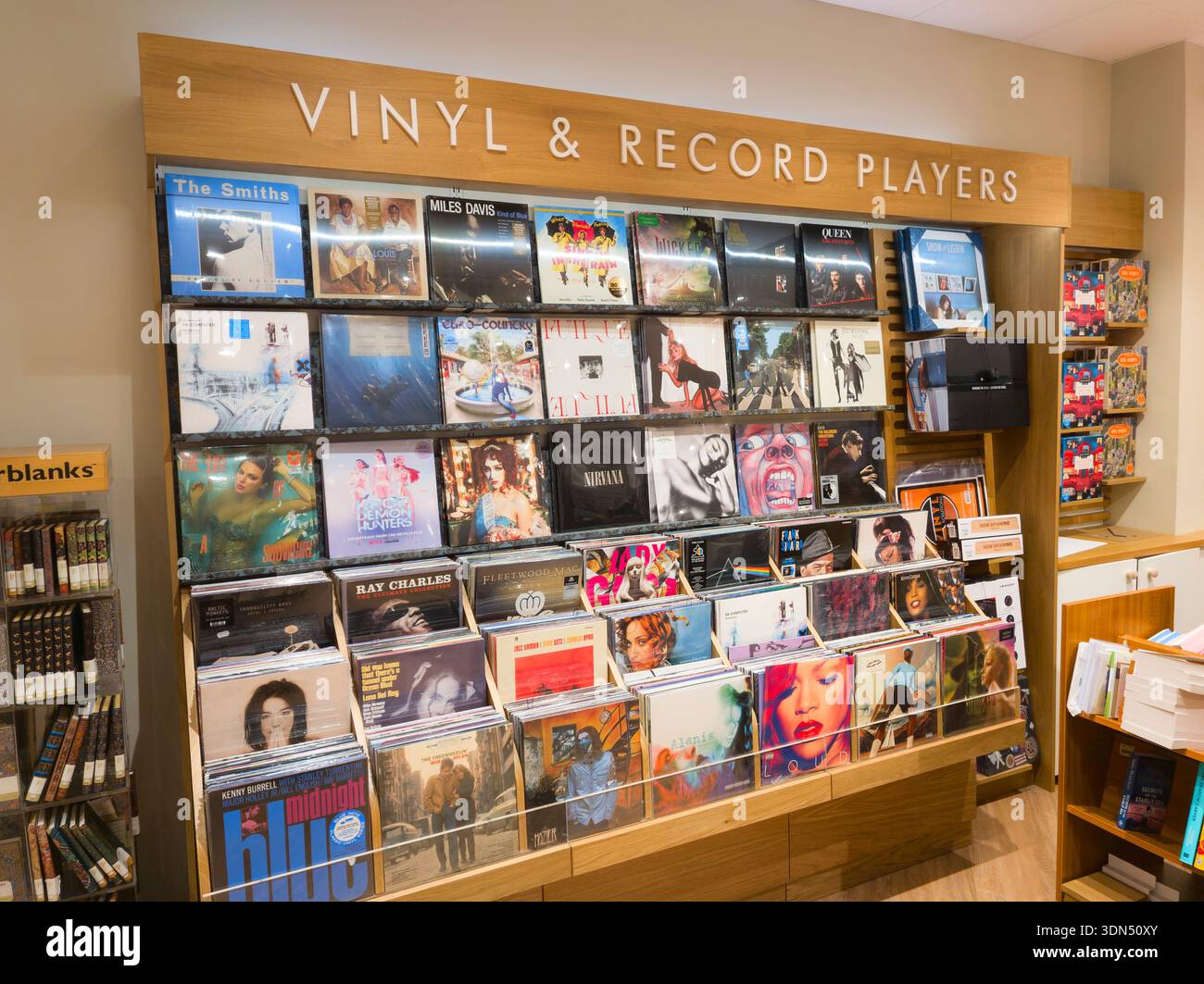 Retro-Vinyl-Revival - Schallplatten und Plattenspieler mit analogem Sound im Waterstones Bookshop in Basingstoke, England Stockfoto