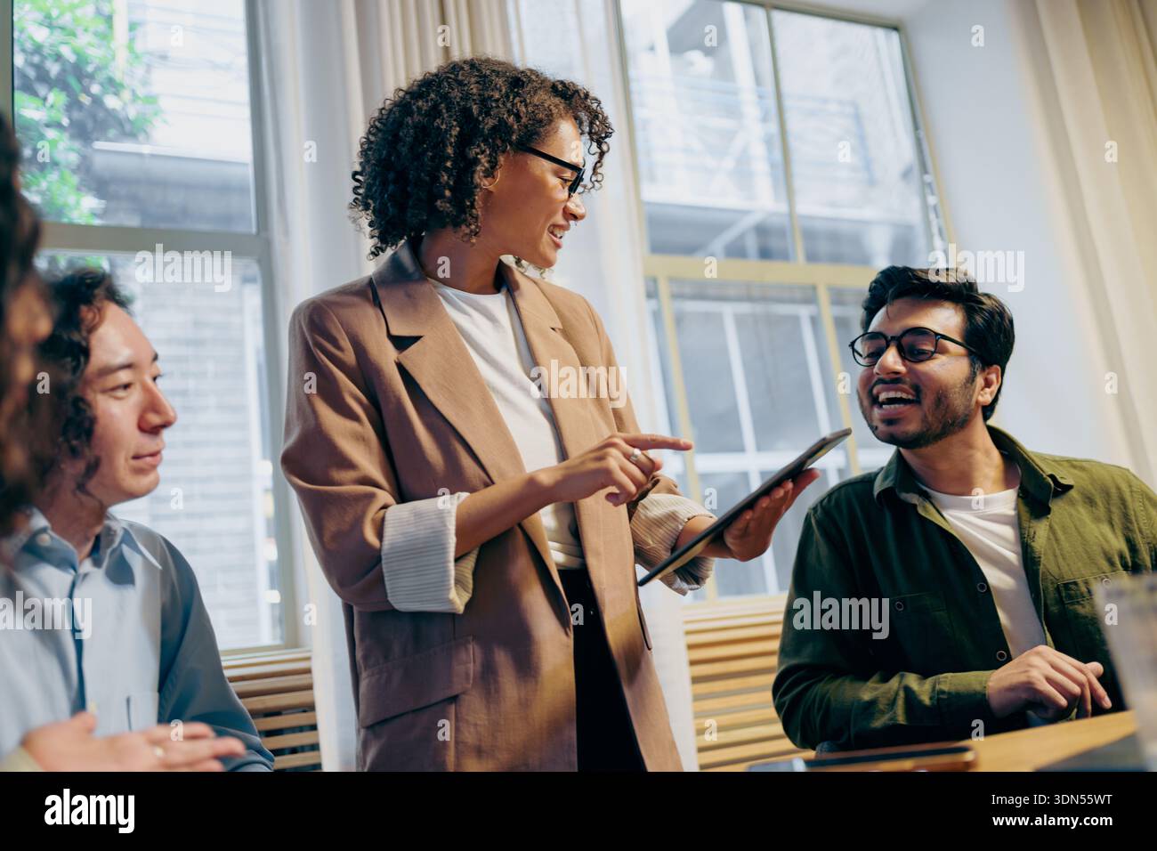 Effektive und dynamische Teamzusammenarbeit ist heute in einem modernen Arbeitsbereich von grundlegender Bedeutung Stockfoto