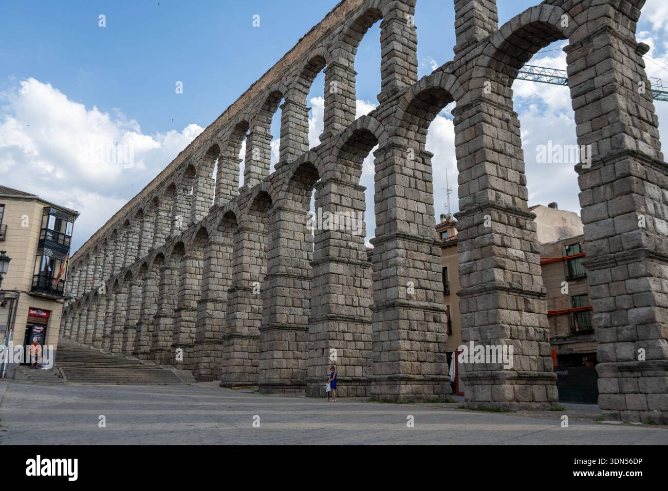 Lange lineare Perspektive des römischen Aquädukts von Segovia mit Betonung von Skala und Wiederholung von Bögen. Stockfoto