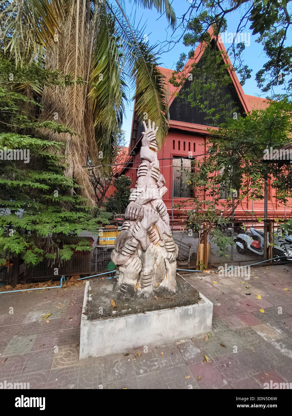 Statue mit einander haltenden Händen, Innenhof der Royal University of Fine Arts (RUFA) in Phnom Penh, Kambodscha. Stockfoto