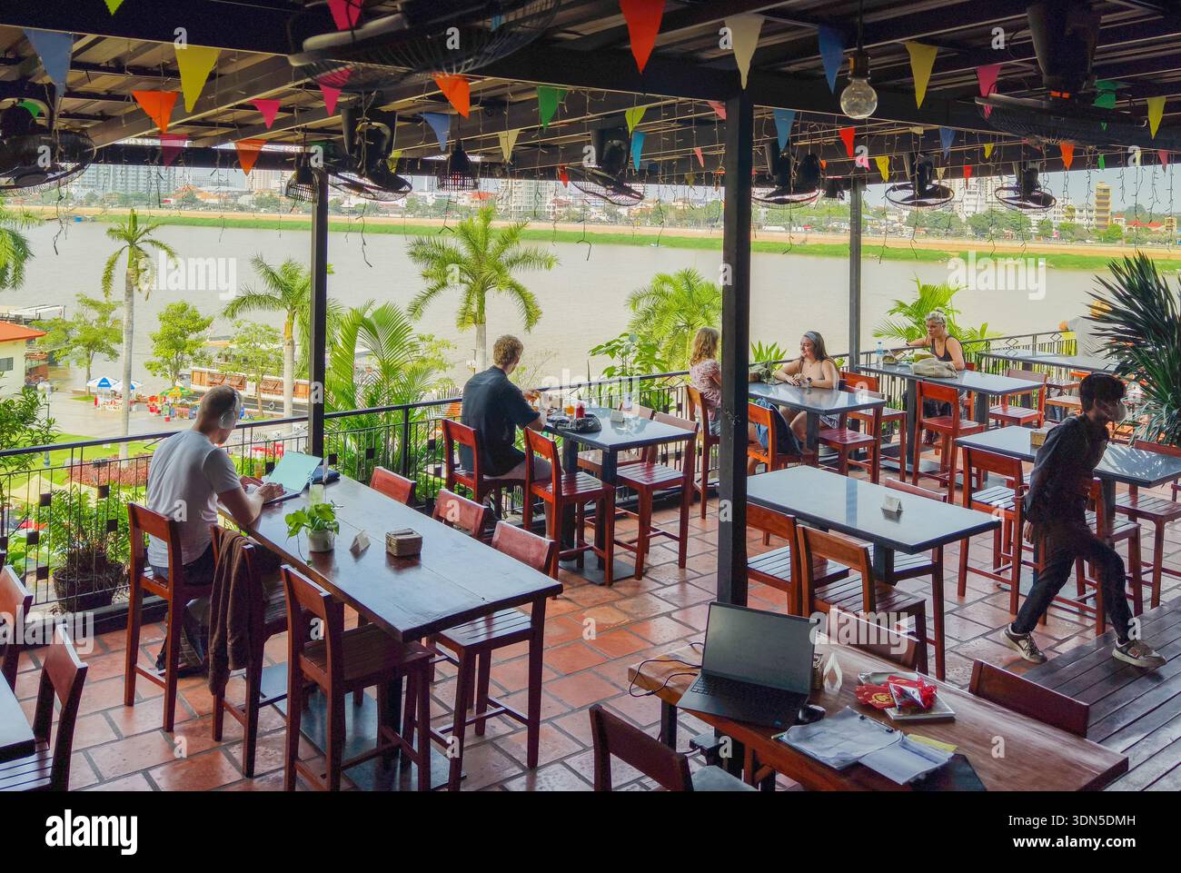 Dachrestaurant und Bar von Onederz Phnom Penh, einem Hostel am belebten Flussufer des Sisowath Quay in Phnom Penh, Kambodscha Stockfoto