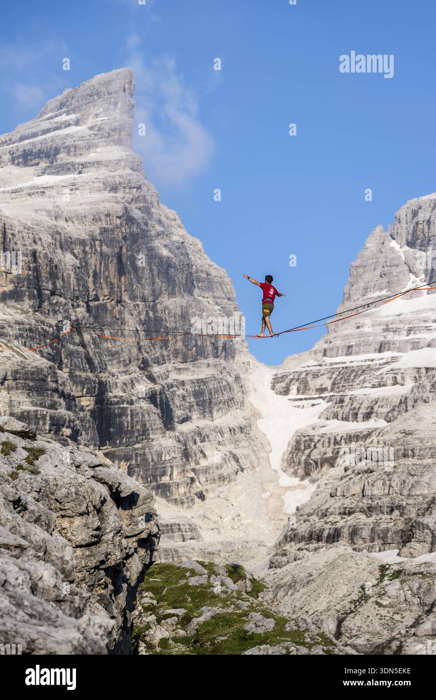 Slackliner in den Bergen, Berggipfel der Brenta Berge, im Refugio Francis Fox Tuckett, Brenta, Brenta-Adamello Naturpark, Trentino, I Stockfoto
