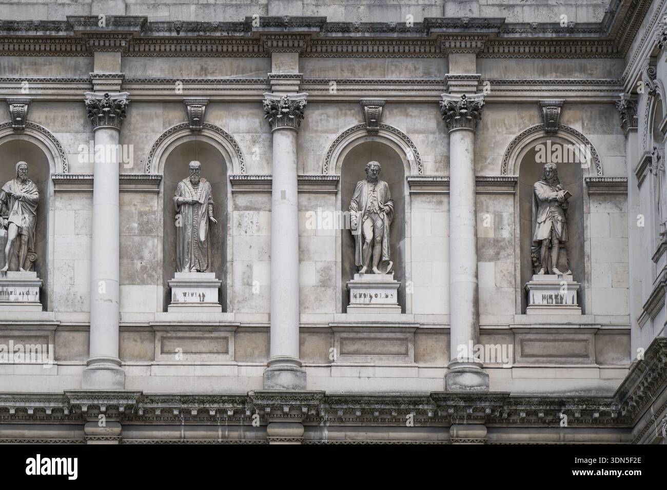 Statuen von Michaelangelo, Tiziano, Reynolds und Wren, Royal Academy of Arts, Art Gallery and College of Arts, Burlington House, Piccadilly, London, EN Stockfoto