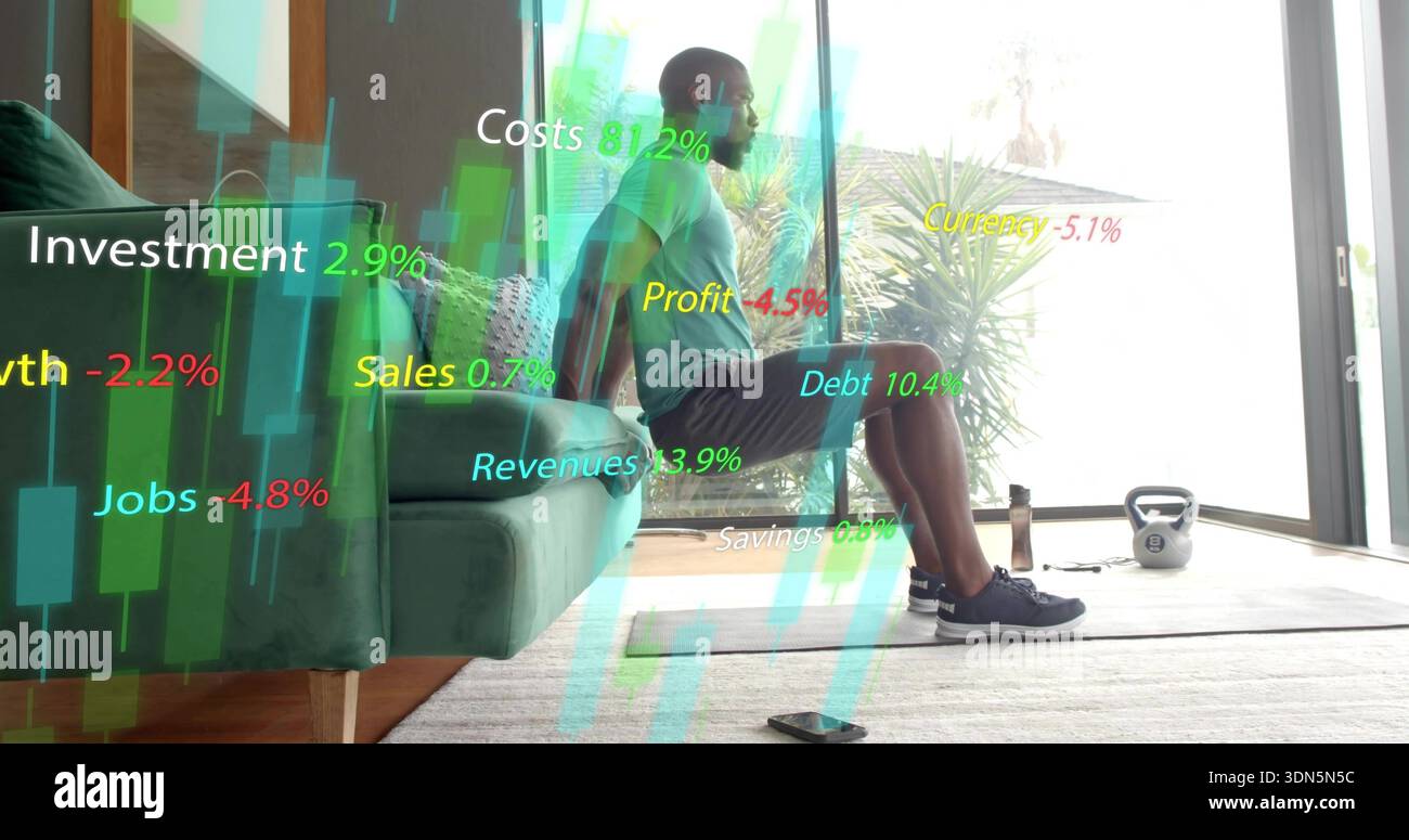 Trizepsdips machen Mann trägt Shorts mit grünem Sofa zu Hause mit Kettlebell, AR-Grafik Stockfoto