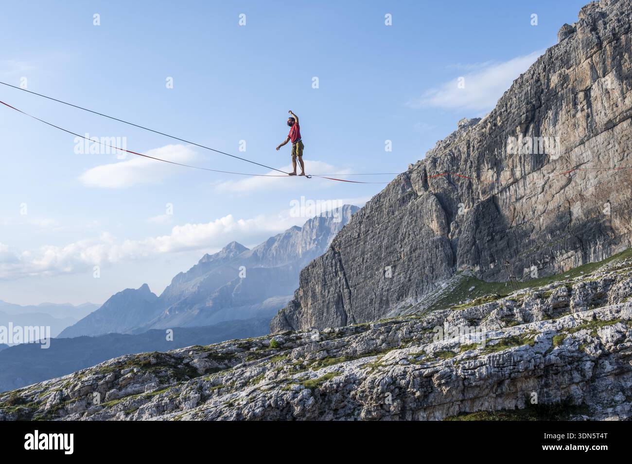 Slackliner in den Bergen, Berggipfel der Brenta Berge, im Refugio Francis Fox Tuckett, Brenta, Brenta-Adamello Naturpark, Trentino, I Stockfoto