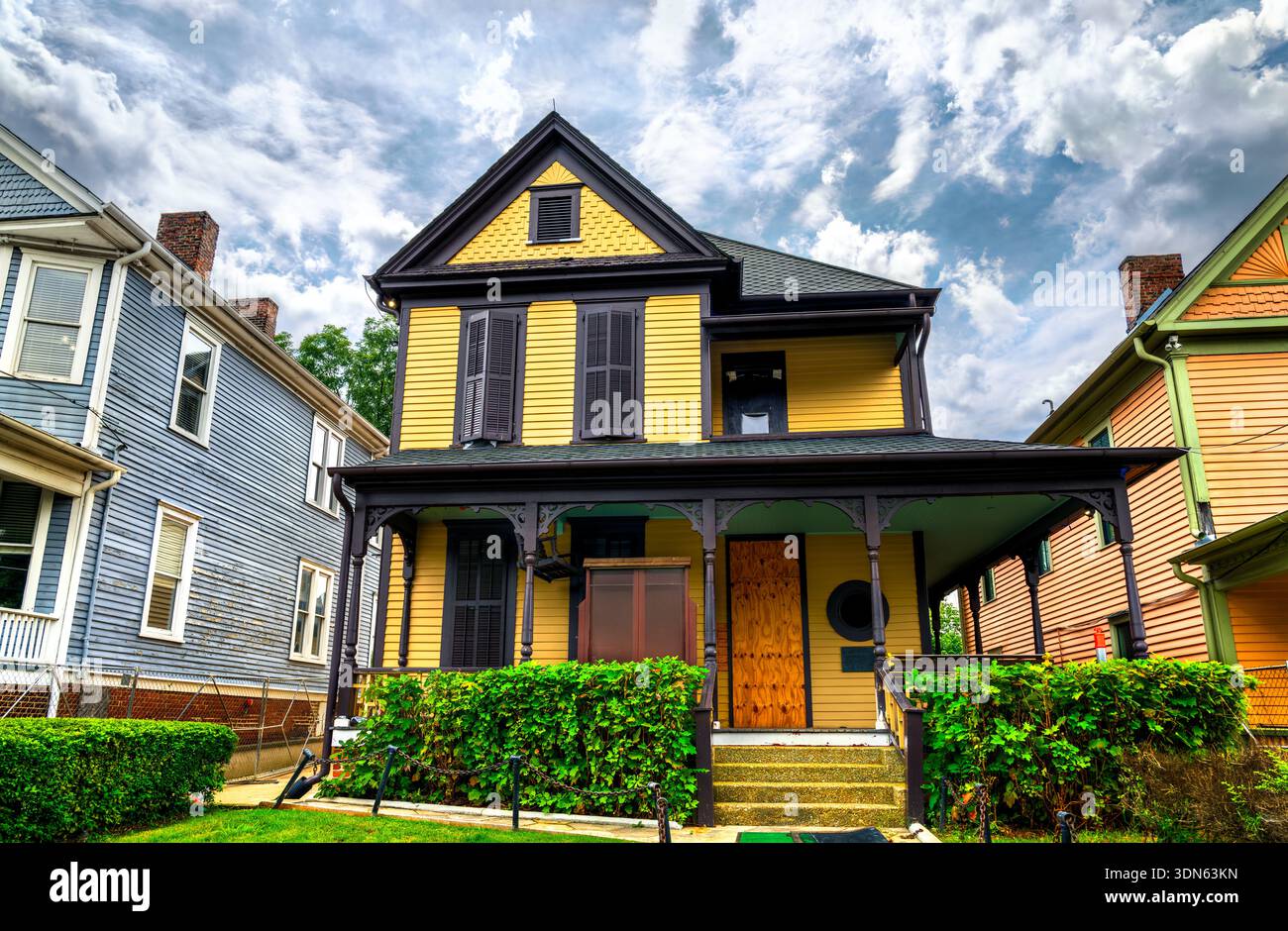Martin Luther King Jr Geburtshaus in Atlanta, Georgia, USA. Historisches Haus im Queen Anne-Stil mit gelbem Abstellgleis und einer Veranda unter einem bewölkten Himmel Stockfoto