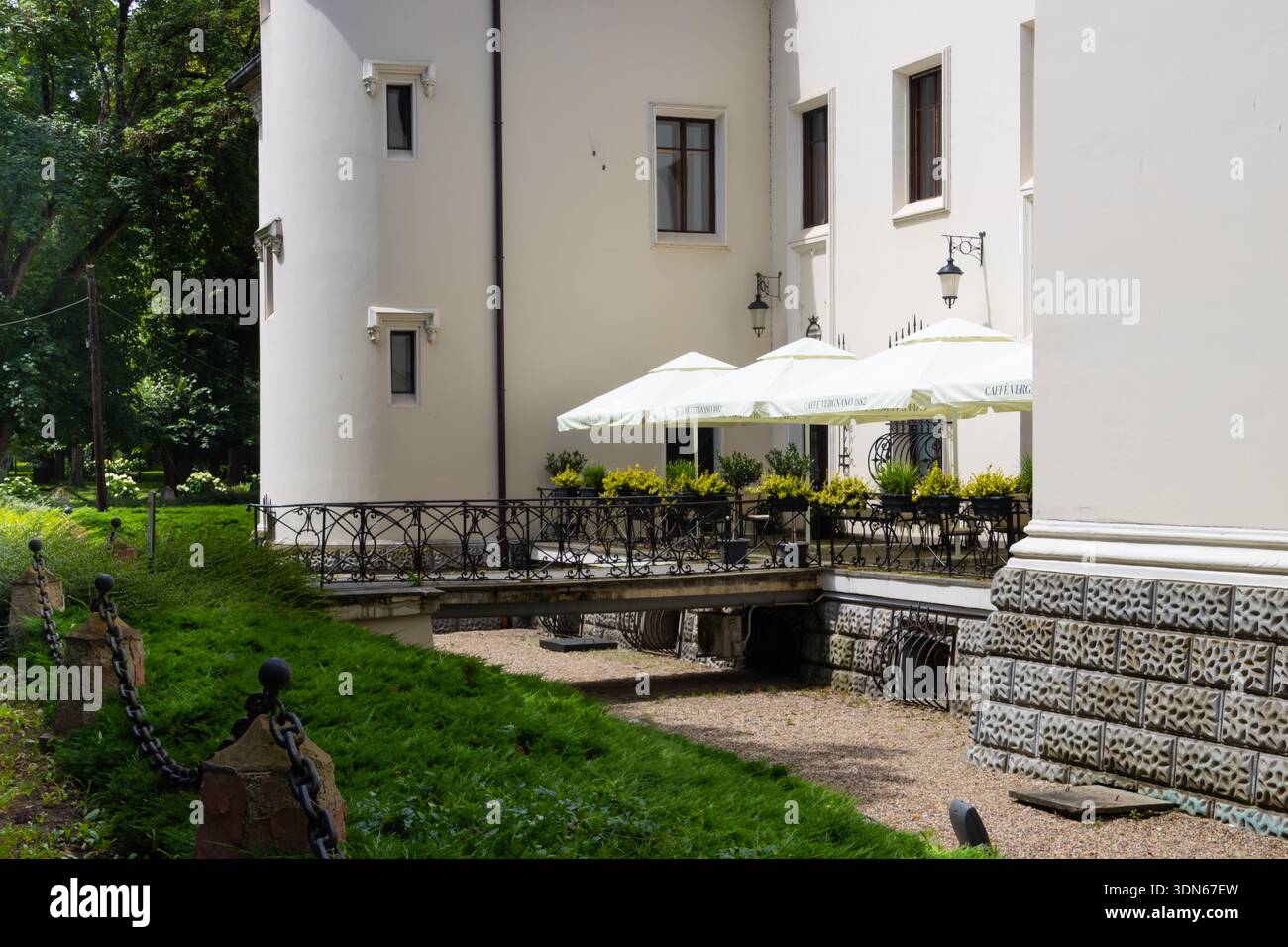 Café im Freien im Schloss Károlyi in Carei, Rumänien. Die Burg Károlyi ist eine spektakuläre Konstruktion, eine der schönsten in Rumänien Stockfoto