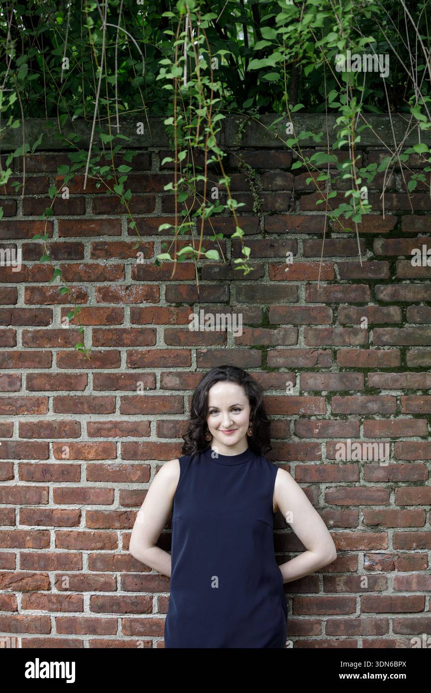 Porträt der Dramatikerin und Schauspielerin Kate Hamill, Autorin der gefeierten feministischen Bühnenadaption von Jane Austens „Pride and Prejudice“ für Primary Stockfoto
