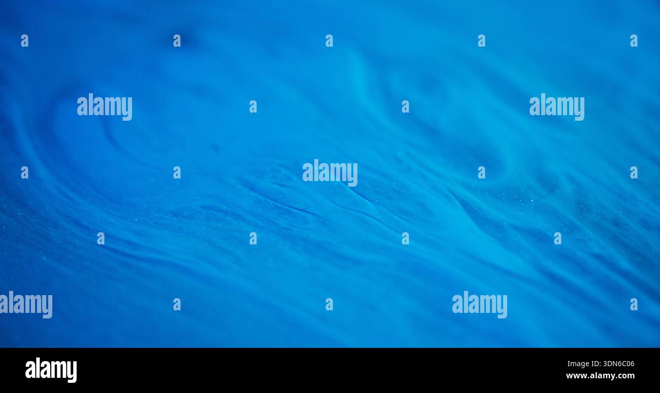 Farbstrahl Unschärfe Acrylfarbe blau Stockfoto