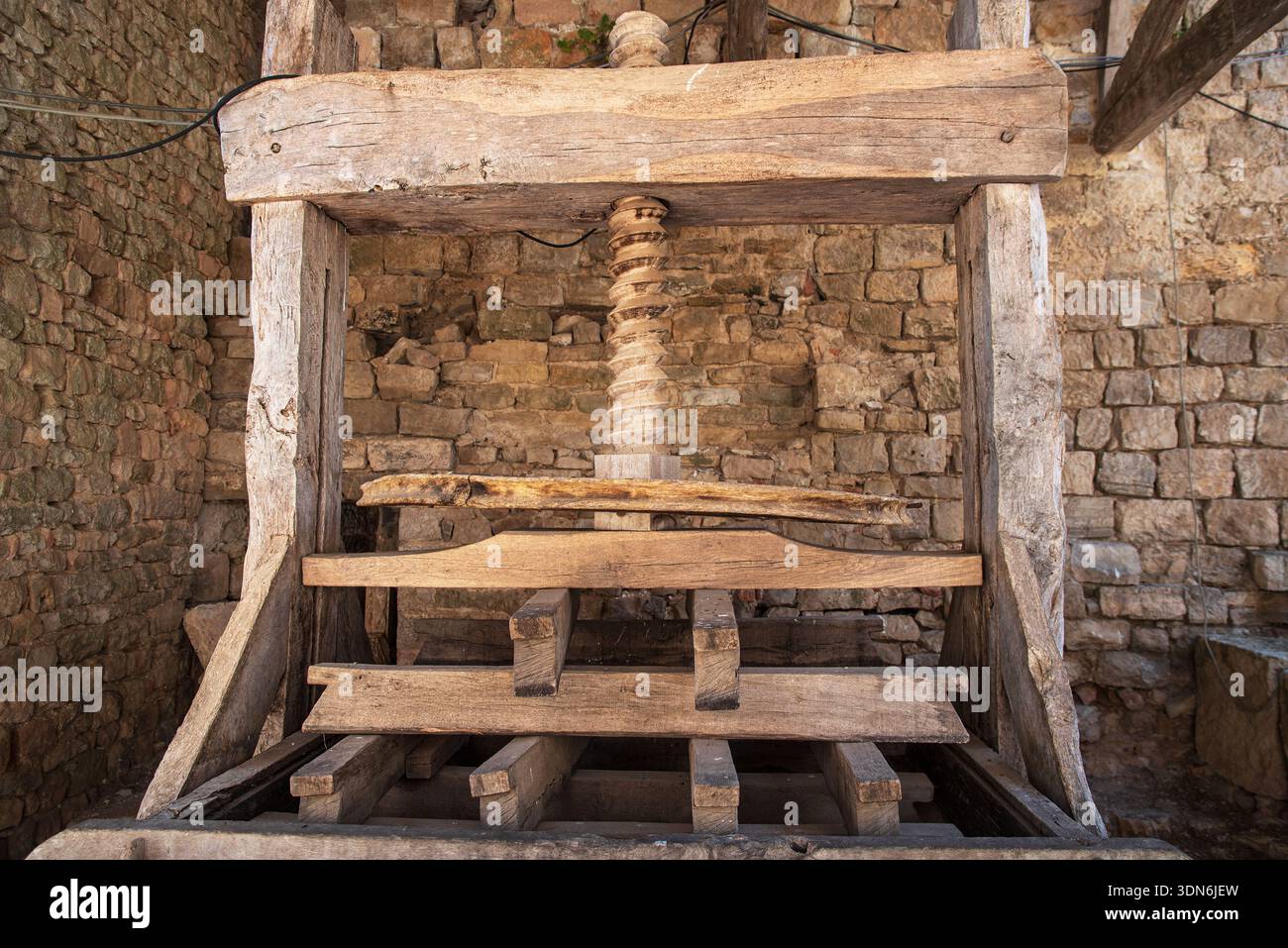 Alte hölzerne Traubenpresse für die Weinherstellung Stockfoto