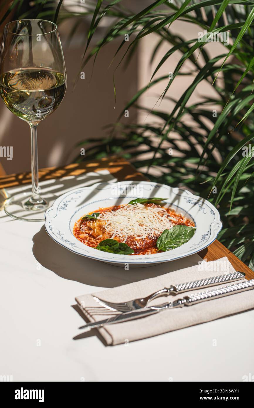 Lasagne mit Tomatensauce und Weißwein Stockfoto