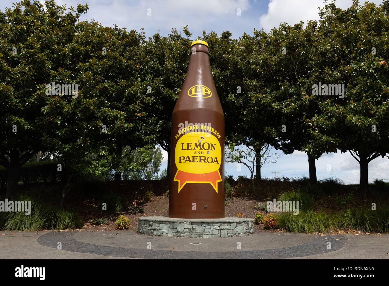 Riesige Lemon & Paeroa Flaschenplastik in Paeroa, Waikato, Neuseeland. Stockfoto