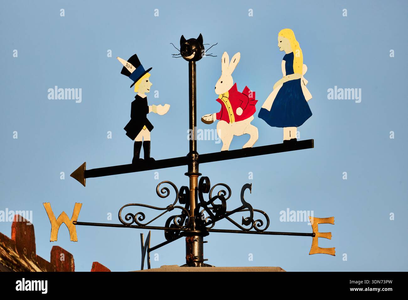 Daresbury Area Daresbury Primary School mit einer Wetterfahne Alice im Wunderland Stockfoto