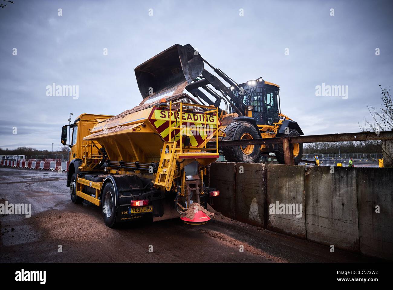 Körnung mit Steinsalz zur Vorbereitung auf das Streuen auf Straßen und zur Vermeidung von Eis und Schnee Stockfoto