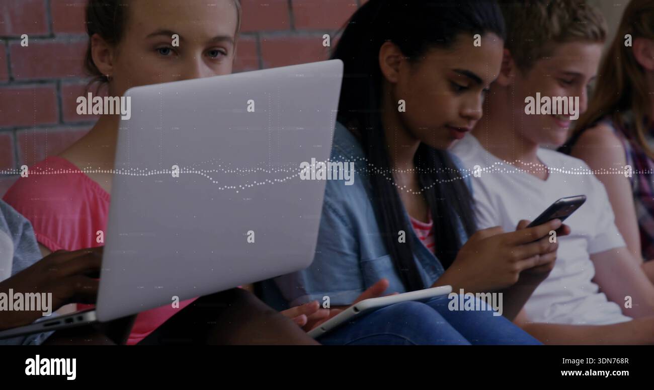 Sitzende Studenten in lässiger Kleidung mit Laptop und Geräten an einer roten Ziegelwand mit Wellenform-Overlay Stockfoto