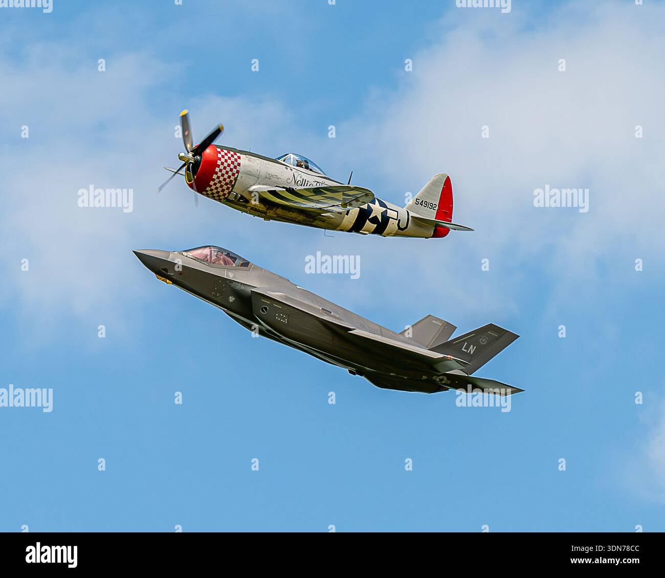 Lockheed Martin F-35B Lightning and Republic P-47D Thunderbolt „Nellie B“ Stockfoto