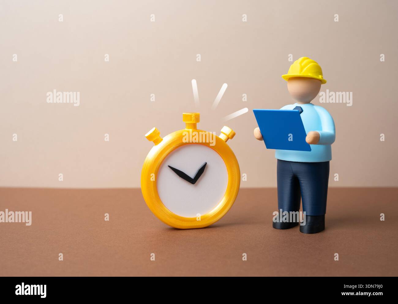 Ein Bauingenieur mit blauen Zeichnungen und Stoppuhr. Fristen für Konstruktion und Konstruktion. Projektsteuerung zeigt Zeitmanagement, Budgetfokus und o an Stockfoto