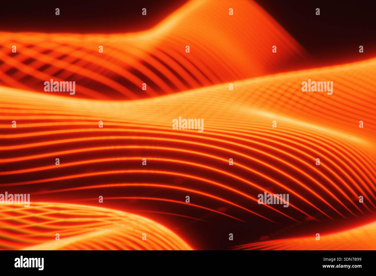 Visuelle Darstellung von Schallwellen oder Radiofrequenzen. Orangefarbenes 3D-Neon kräuselt über einem dunklen Raster. Abstrakter digitaler Equalizer und elektronische Musik Co Stockfoto