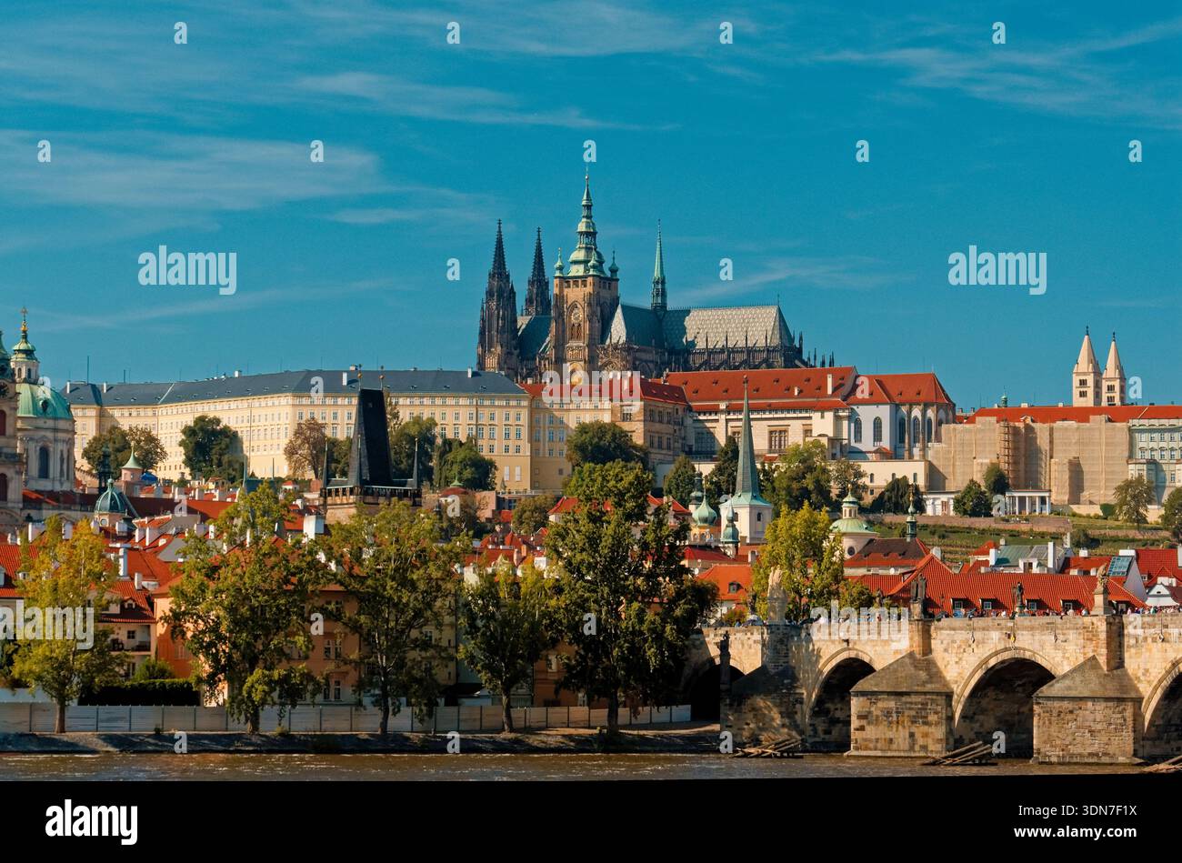 Die Sonnenbeschienene Karlsbrücke In Prag Zeigt Jahrhundertelange Kulturelle Und Architektonische Pracht Stockfoto