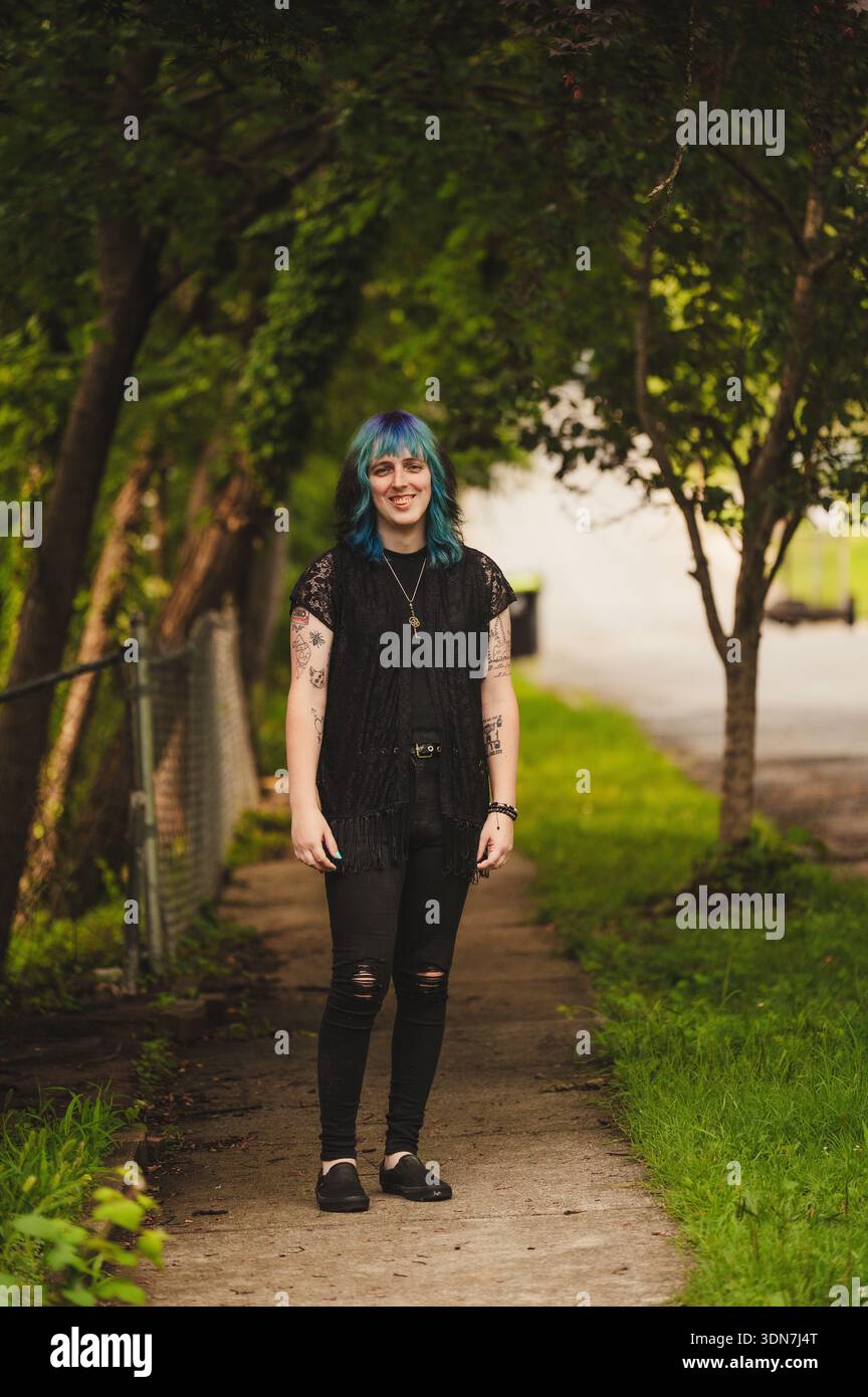Transfrau, die auf einem Bürgersteig läuft Stockfoto