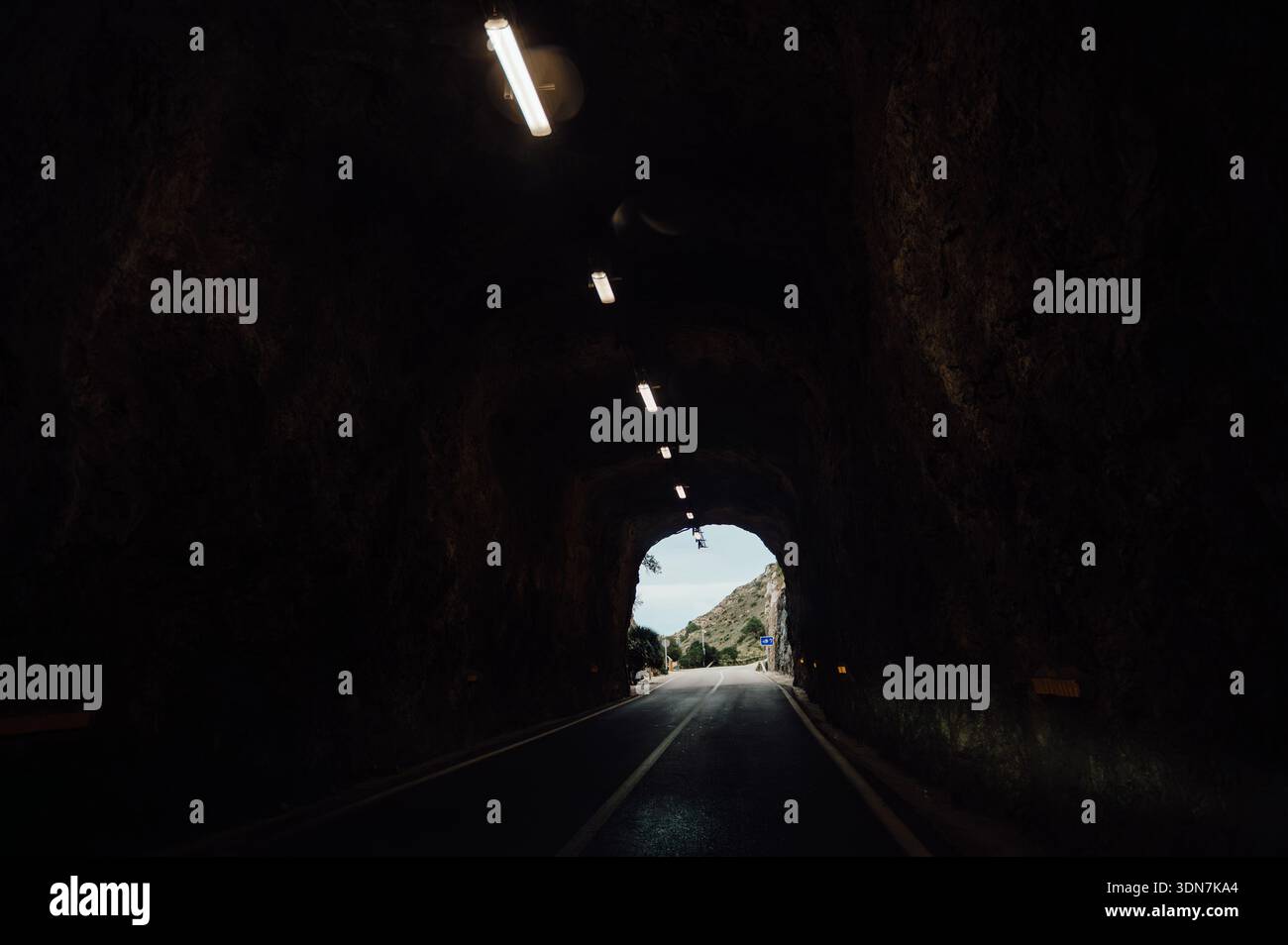 Fahren Sie durch den Tunnel auf der MA-2210 nach Cap de Formentor, Mallorca Stockfoto