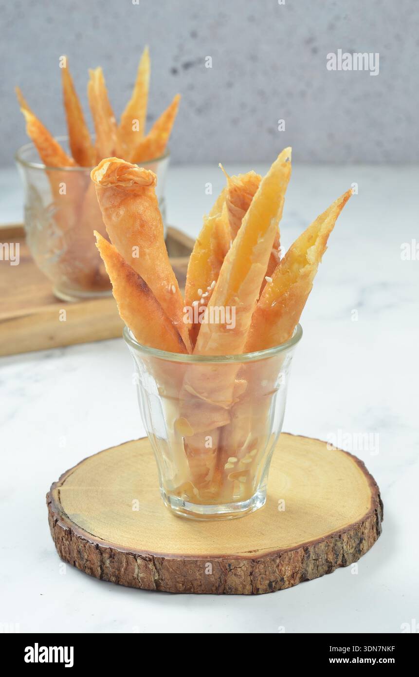 Süßes knuspriges fermentiertes Maniok (Band), ein traditioneller indonesischer Snack, gebraten bis knusprig Stockfoto
