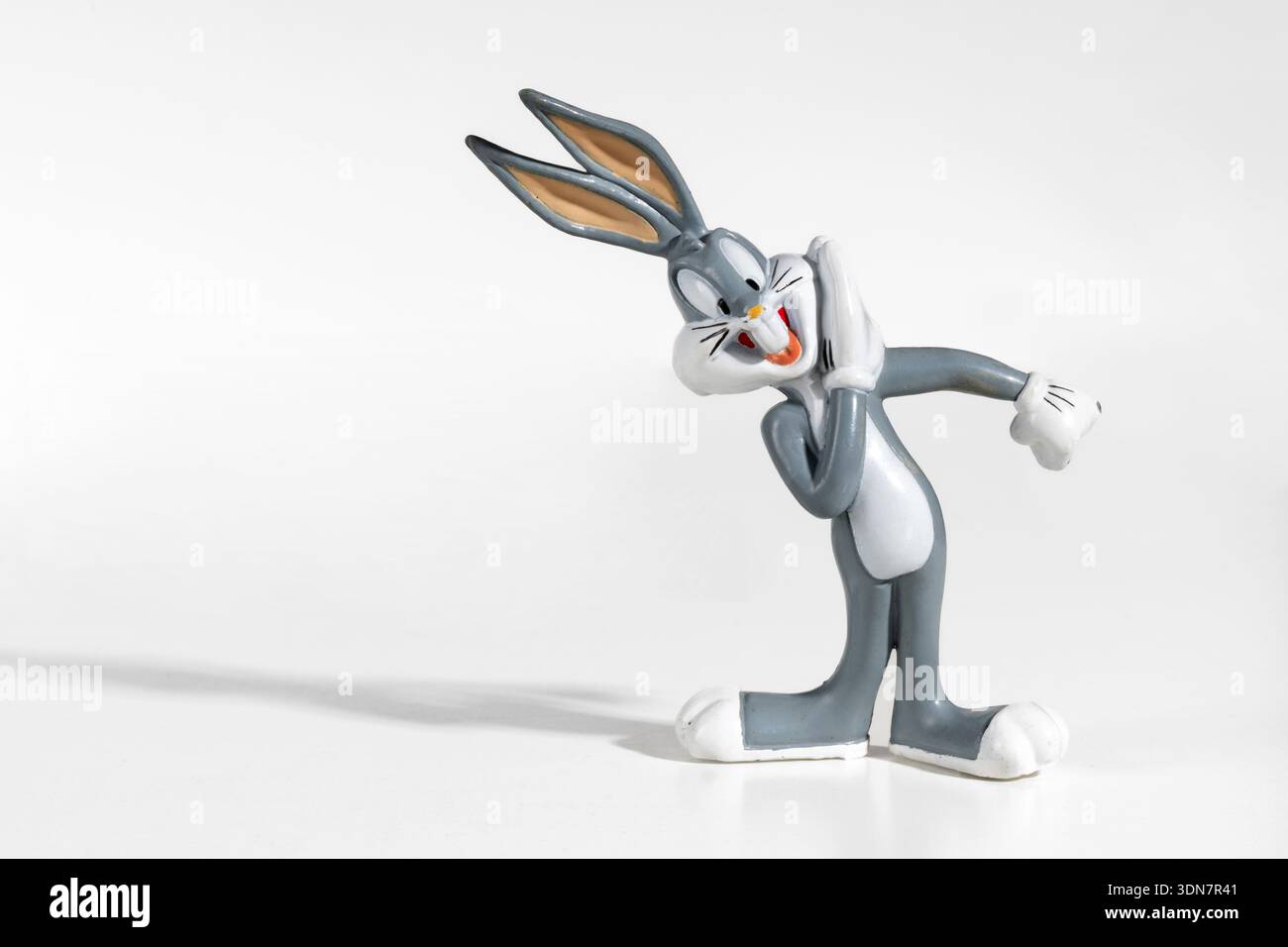 Mailand, Lombardei, Italien - 4. Februar 2026: Actionfigur Bugs Bunny steht auf weißem Hintergrund Stockfoto