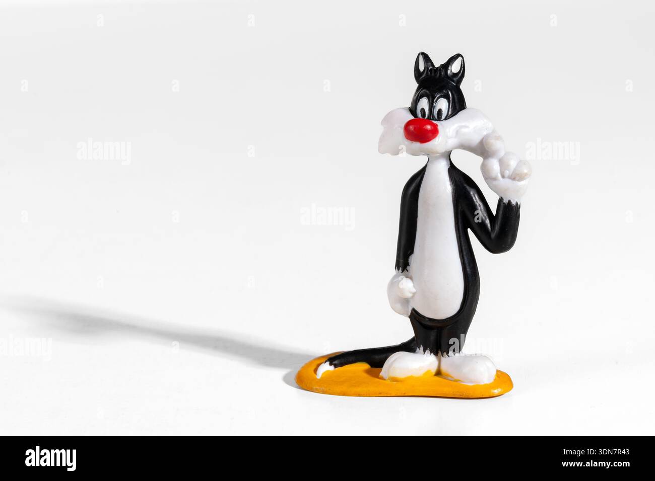 Mailand, Lombardei, Italien - 4. Februar 2026: Figur Sylvester die Katze steht mit einem sauberen weißen Hintergrund Stockfoto