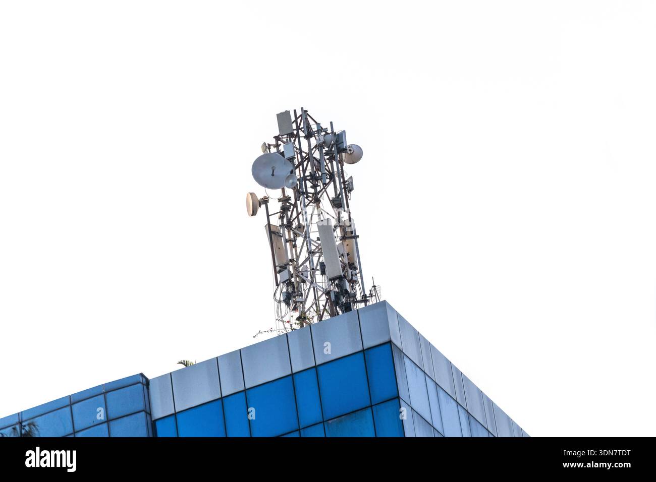Mobiler Turm auf einem Gebäude auf isoliertem weißem Hintergrund Stockfoto