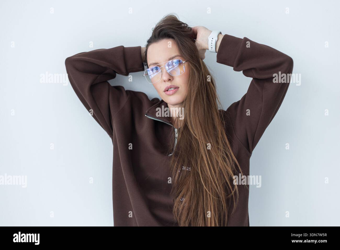 Junge Frau in Schutzbrille mit silbernem Metallgestell. Konzept der digitalen Augenstraffung und Sehpflege. Trendige Brillen Mode Stockfoto