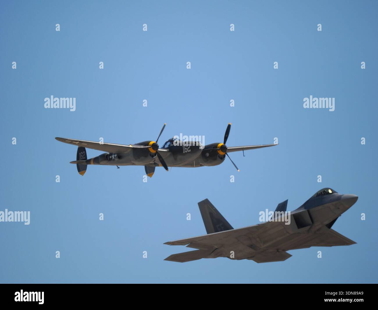 Titel: Nahe Formation von P-38 Lightning und F-22 Raptor Stockfoto