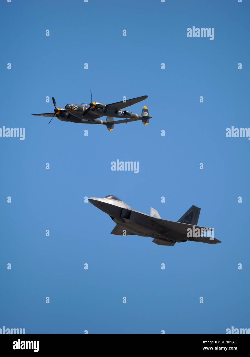 Titel: Vintage P-38 Lightning führende F-22 Raptor Stealth Fighter Stockfoto
