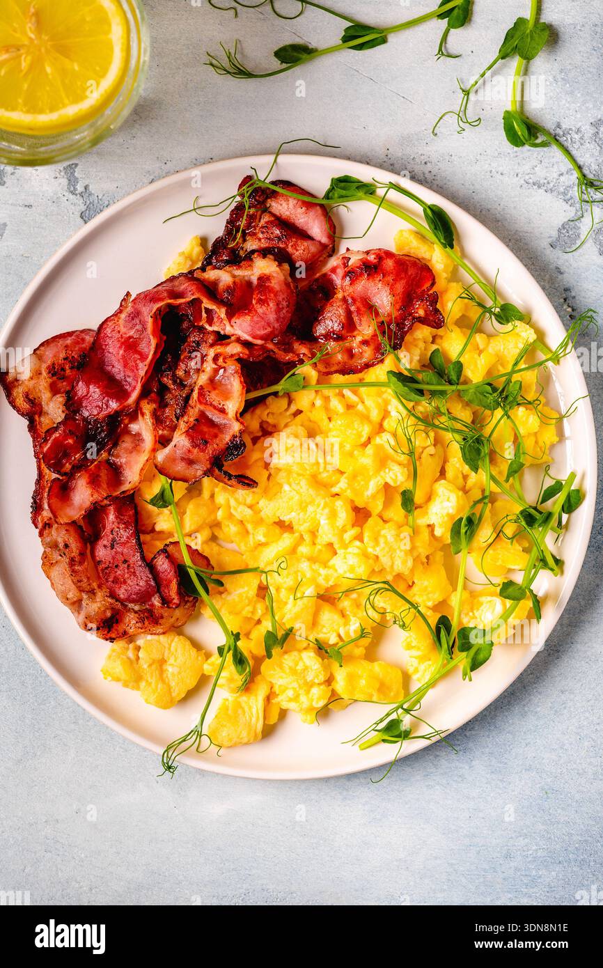 Traditionelles Frühstück, Rührei mit gebratenem Speck. Draufsicht. Stockfoto
