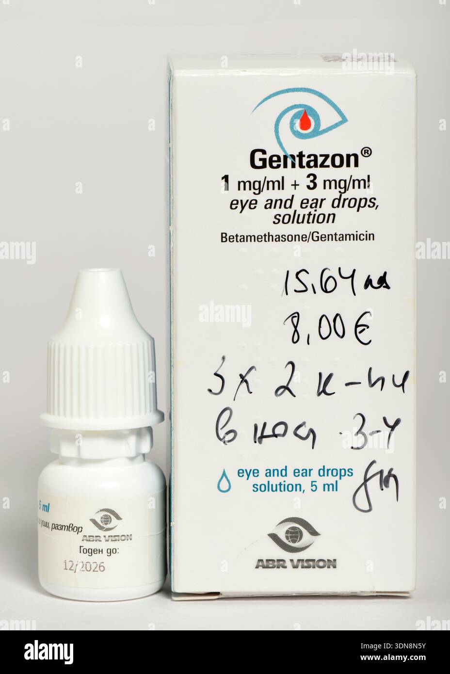 Handschriftlich empfohlene Tagesaufnahme und Preis in BGN, Bulgarischem Lew und Euro auf Gentazon Augentropfen-Verpackung, Bulgarien, EU Stockfoto