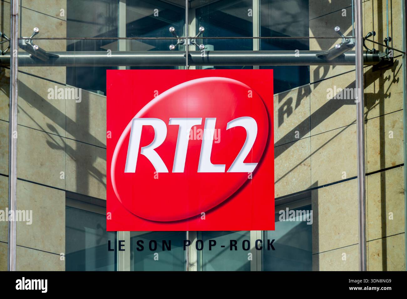 Zeichen und Logo von RTL2, einem Radiosender der M6 Group, einem französischen privaten Medienkonzern, der viele kommerzielle TV-Sender und Radios betreibt Stockfoto