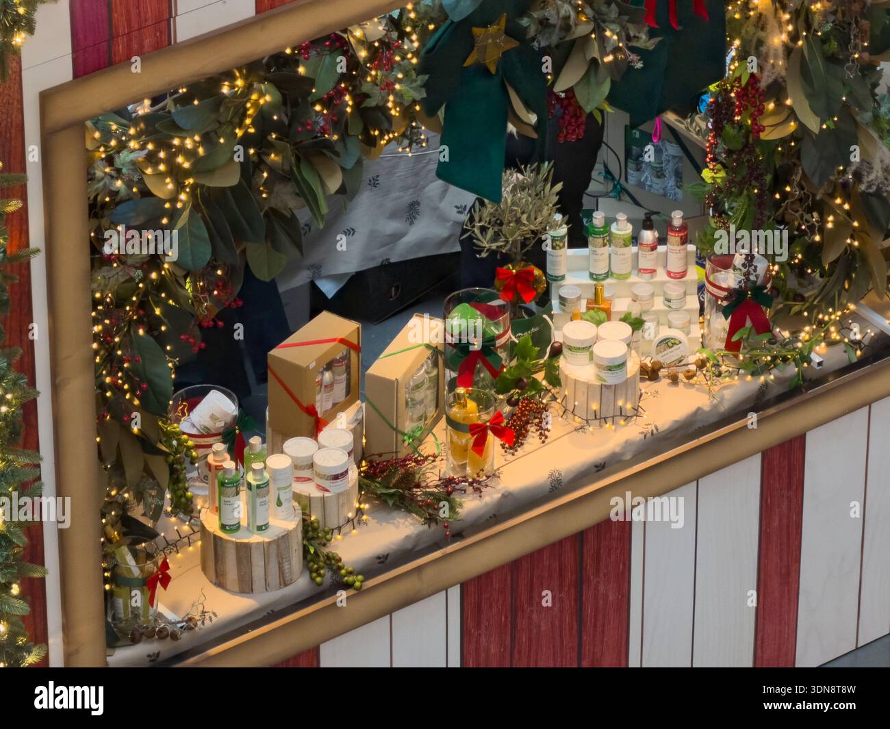 Blick von oben auf einen charmanten Weihnachtsmarkt mit Bio-Schönheit und Selbstpflegewaren, elegant gestaltet für festliche Geschenkideen Stockfoto