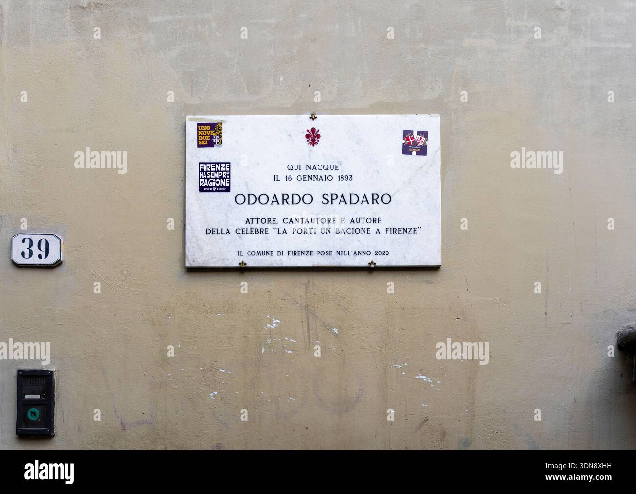 Gedenktafel für Sänger und Songwriter Odoardo Spadaro an seinem Geburtsort in der Via Santo Spirito, Florenz, Italien Stockfoto