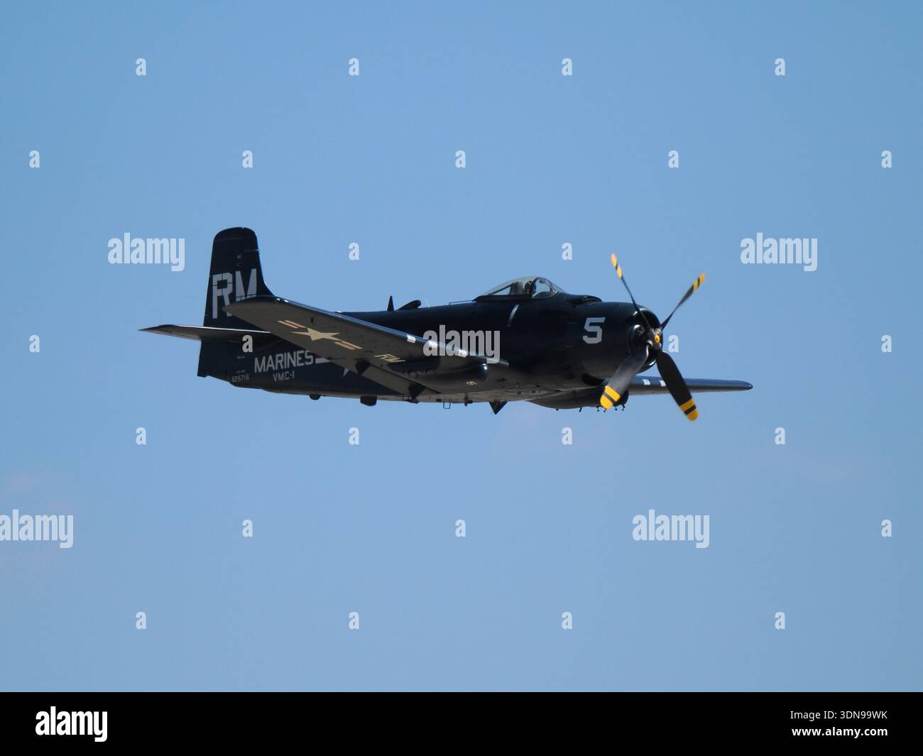 Titel: Douglas AD-4 Skyraider US Marines Warbird in Flight Stockfoto
