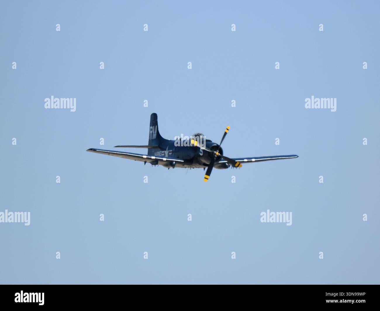 Titel: Douglas AD-4 Skyraider Frontal Approach Miramar Air Show Stockfoto