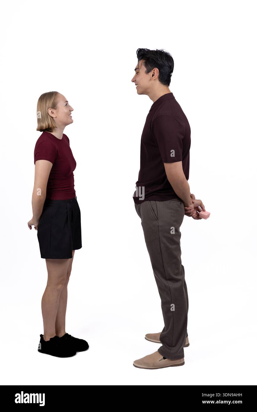 Mann und Frau stehen sich im Studio gegenüber Stockfoto