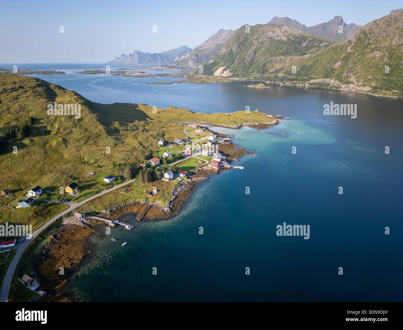 Luftaufnahme der Küstenlandschaft des Nordatlantiks, Fredvang, Lofoten, Norwegen, Europa Stockfoto
