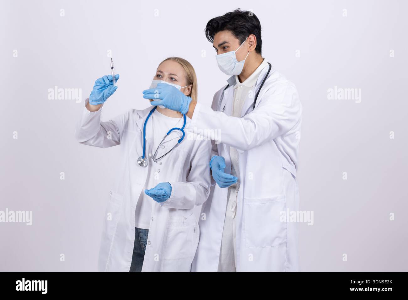 Zwei Ärzte bereiten Spritzen für die medizinische Injektion vor Stockfoto