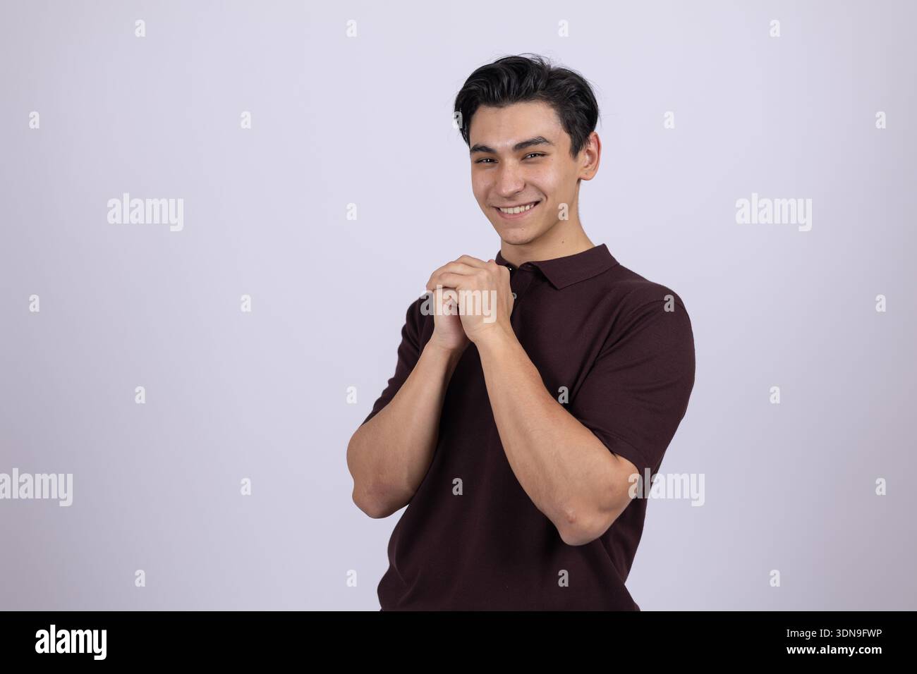 Mann reibt sich die Hände mit aufgeregtem Ausdruck Stockfoto