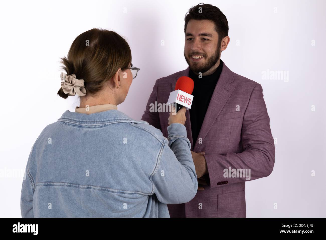 Journalist und Kollegin mit Mikrofon Stockfoto