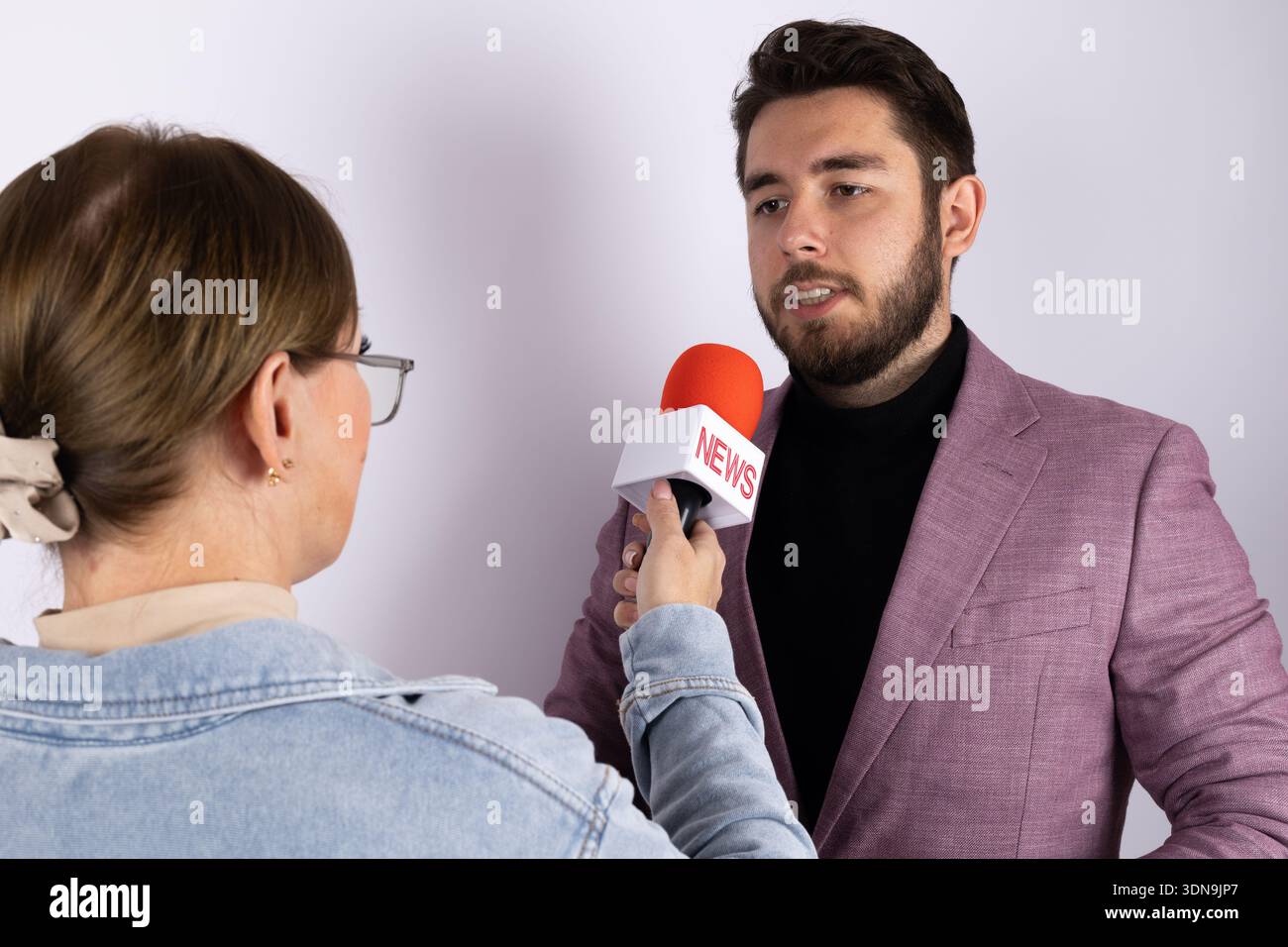 Zwei Reporter reden mit Mikrofonen im Studio Stockfoto